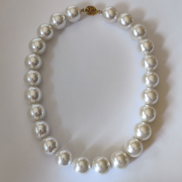🇨🇦 Vintage oversized faux pearls necklace - Picture 4 of 12